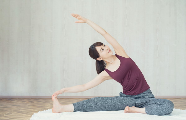 姿勢改善のストレッチをする女性