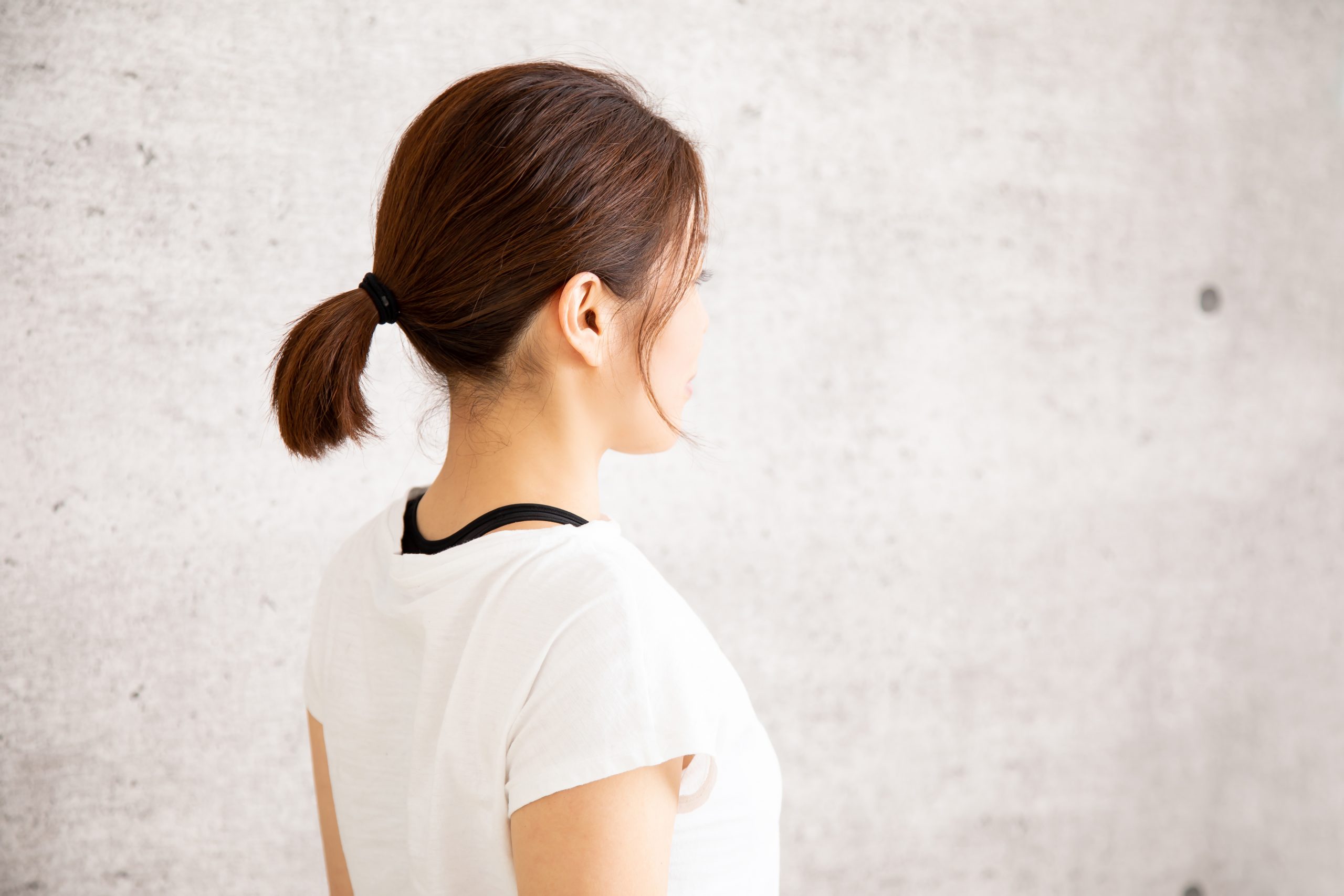 正しい姿勢を意識する女性