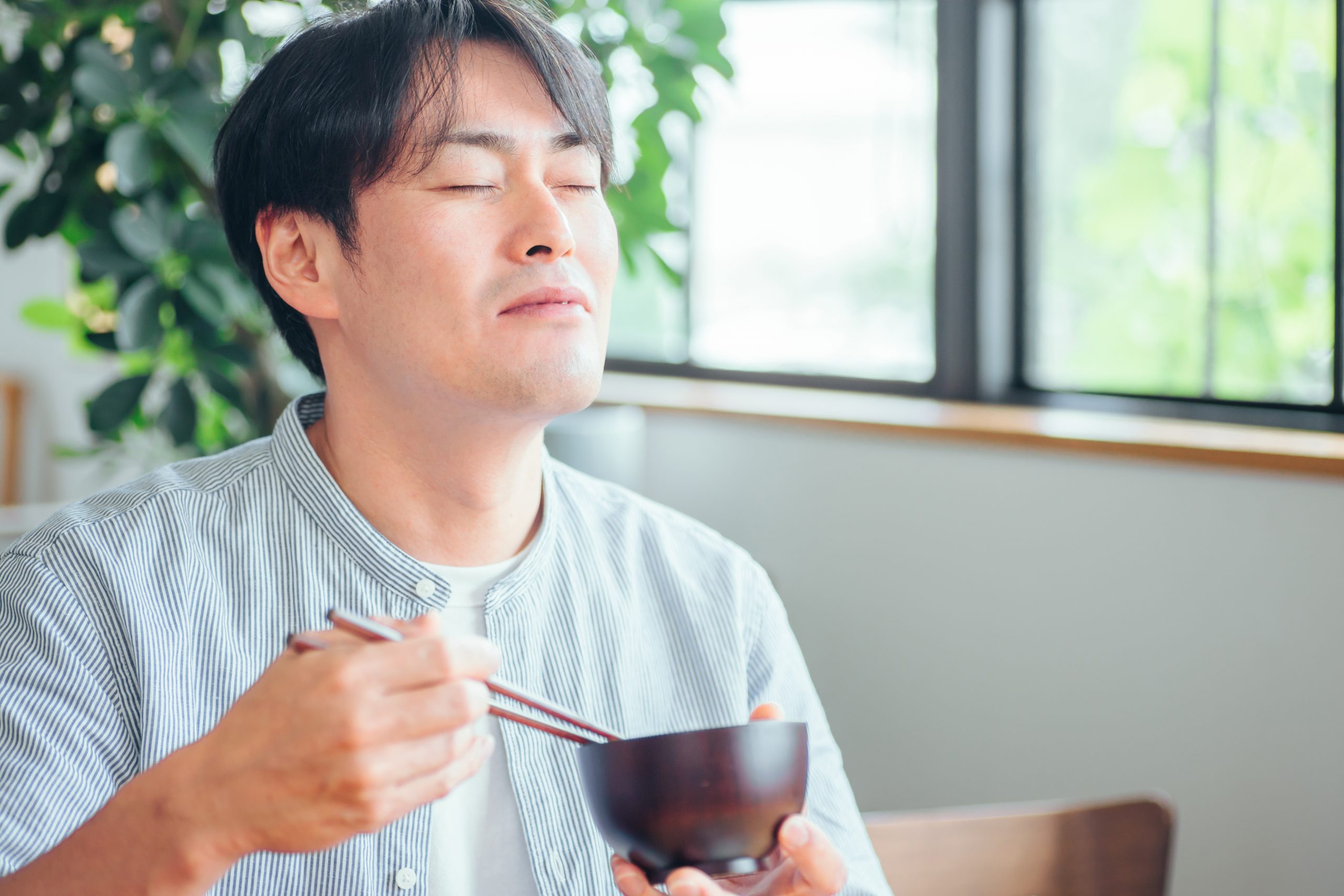 温かいご飯を食べる男性