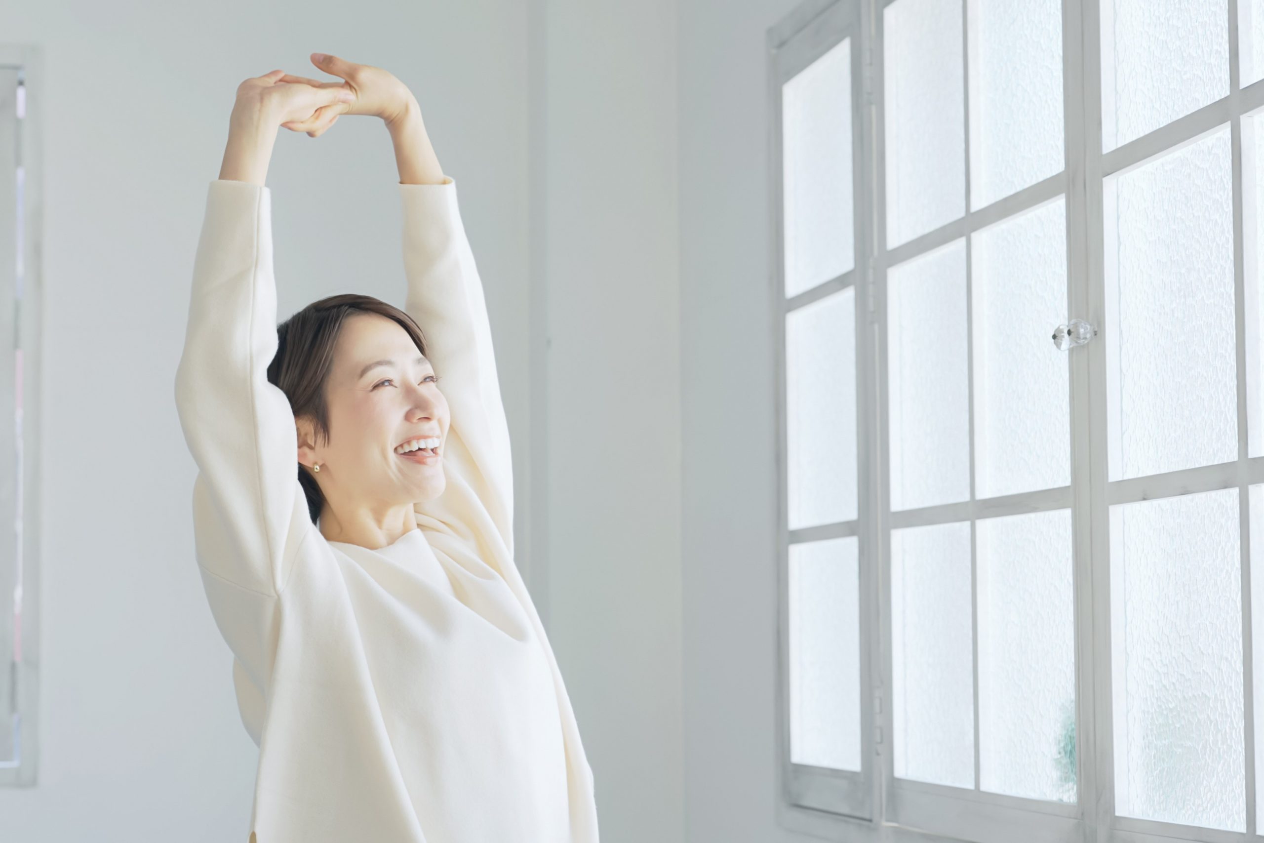 姿勢を改善しようとする女性